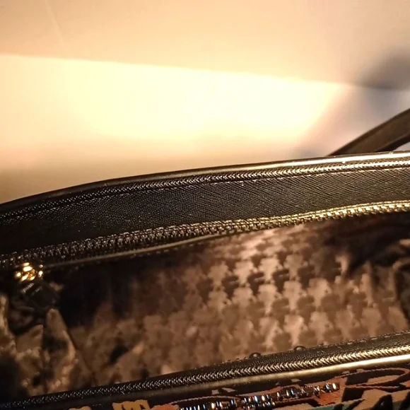 Karl Lagerfeld Crossbody Bag. Style LH1A4723 - Picture 7 of 9